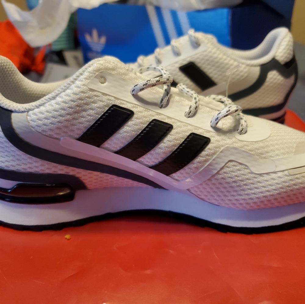 NIB Adidas boys tennis shoes